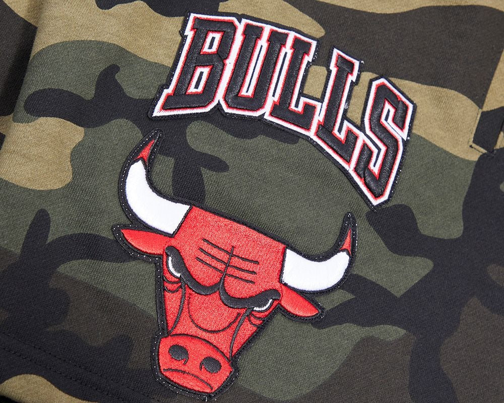 CHICAGO BULLS STACKED LOGO SHORT CAMO